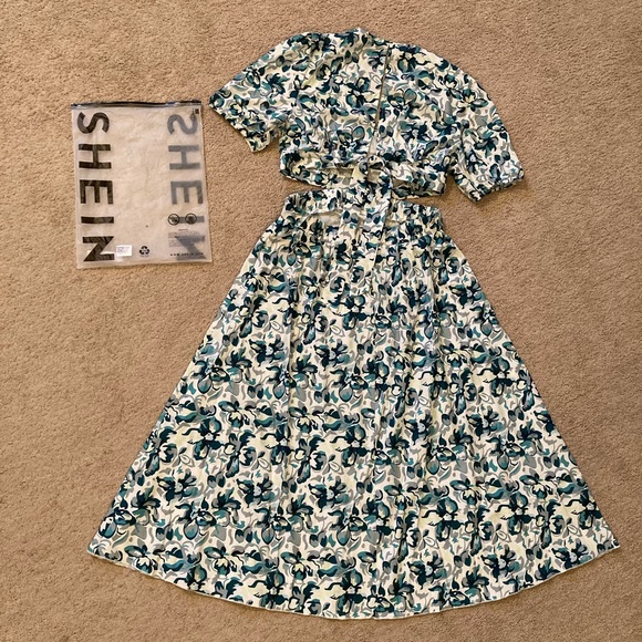 SHEIN - Allover Plant Print Cut Out Tie Back Puff Sleeve Dress - Picture 4 of 5